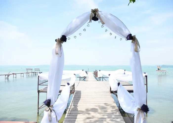 Granit - Freshly Renovated ゲストハウス バラトンサールソー