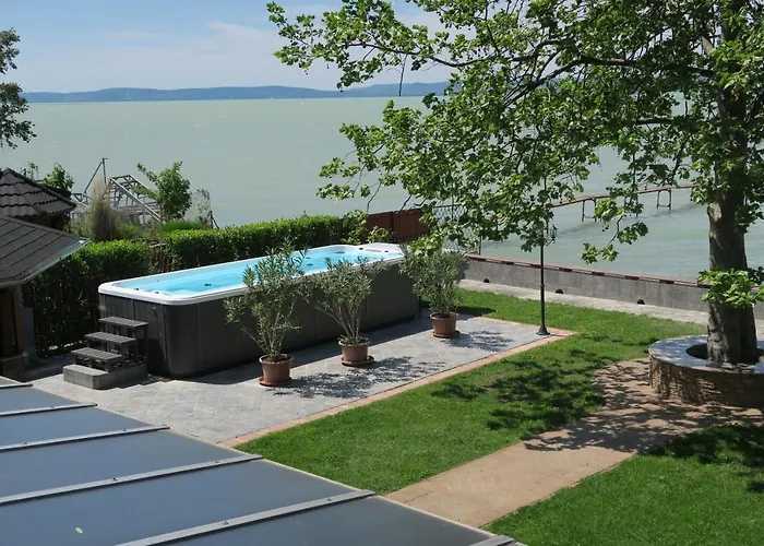 Granit - Freshly Renovated ゲストハウス バラトンサールソー