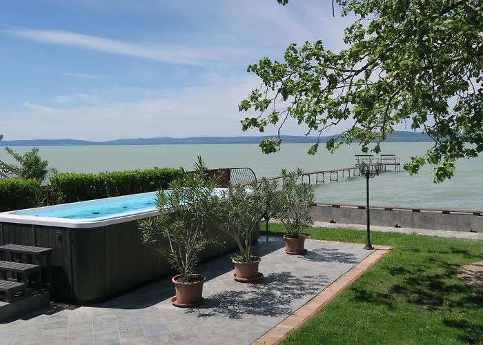 Granit - Freshly Renovated 3* באלאטונסארסו