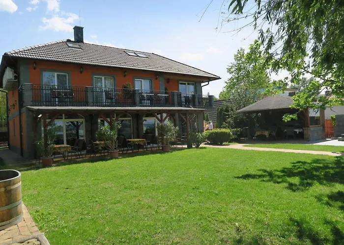 Granit - Freshly Renovated ゲストハウス バラトンサールソー