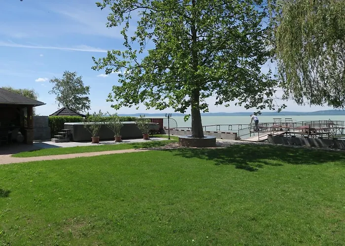 Granit - Freshly Renovated 3* באלאטונסארסו